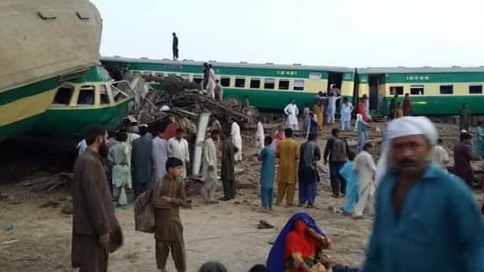 Най-малко 10 души загинаха при влакова катастрофа в Пакистан