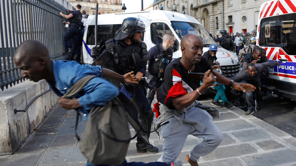 Мигранти окупираха парижкия Пантеон, стигна се до сблъсъци с полицията (ВИДЕО И СНИМКИ)