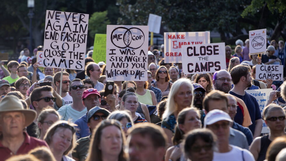 Стотици американци на протест пред Белия дом