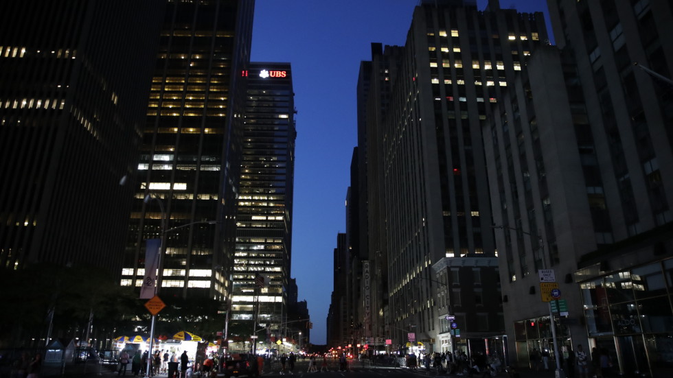 Част от Ню Йорк остана без електричество за часове заради авария 