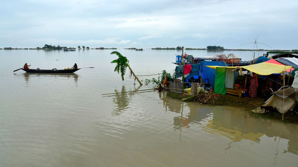 Над 1 млн. души са пострадали при тежките наводнения в Индия (ВИДЕО И СНИМКИ)