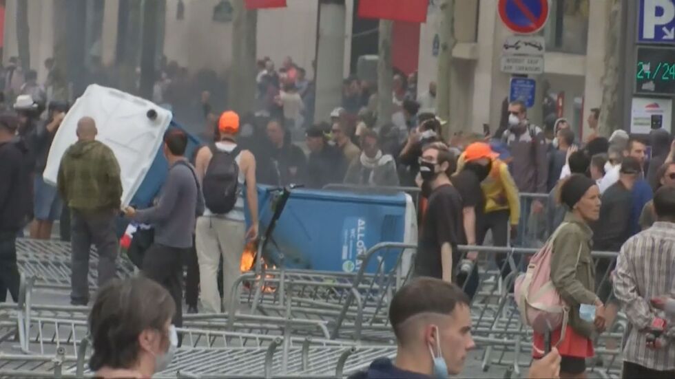 Сблъсъци на полиция с „жълти жилетки" на националния празник на Франция