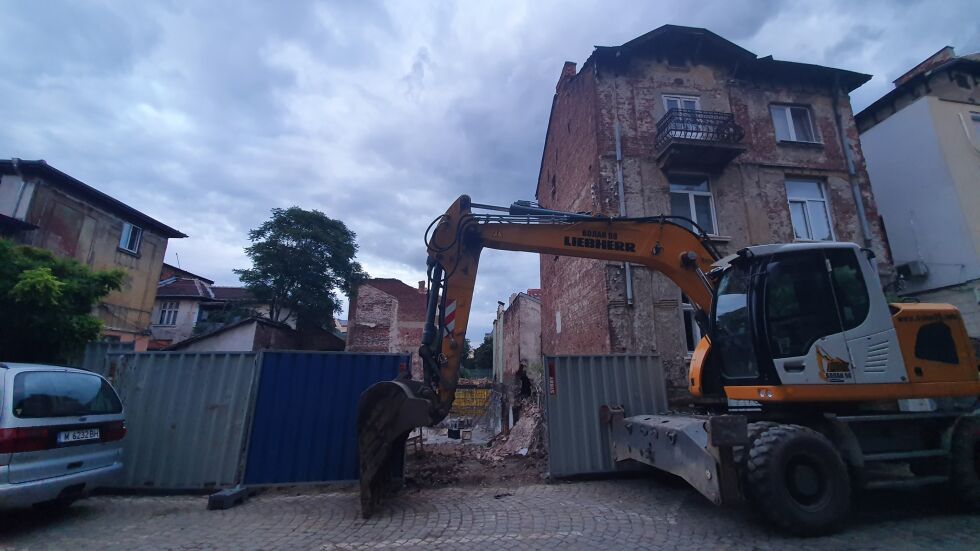 Къща се срути в изкоп за нова жилищна сграда в столицата