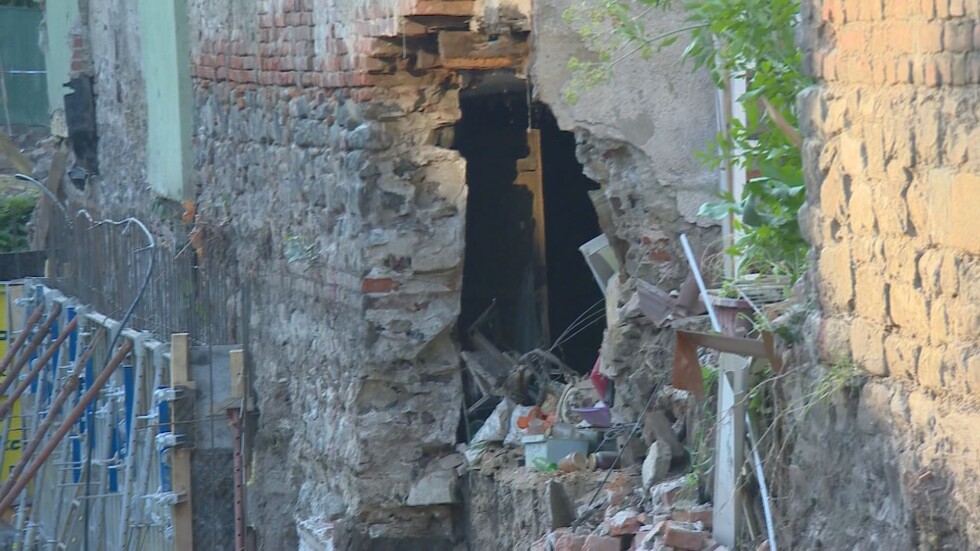 Изкоп погълна част от къща: Укрепването не е извършено според одобрения проект