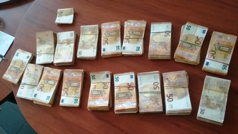 Митничари откриха недекларирани 241 000 евро на Калотина 