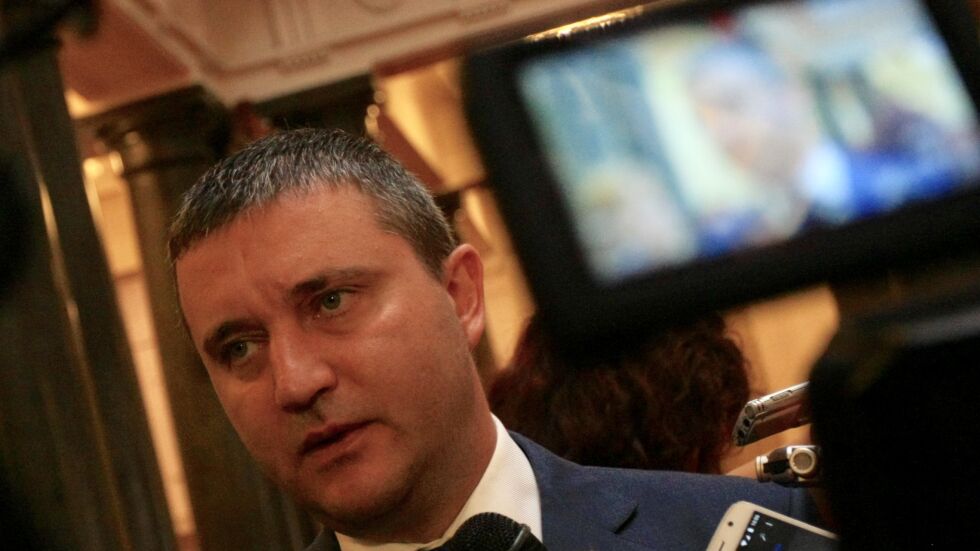 Горанов: Директорът на НАП е в платен отпуск, едва ли си изкарва добре