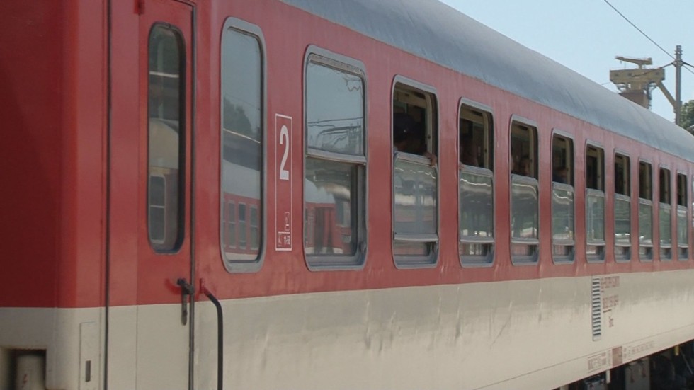 Неизвестни лица замеряха влак с камъни, две жени са пострадали
