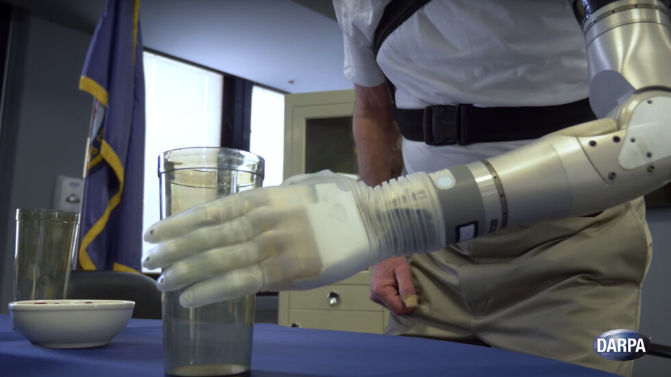 Нов тип роботизирана протеза връща усещането за допир с ръка