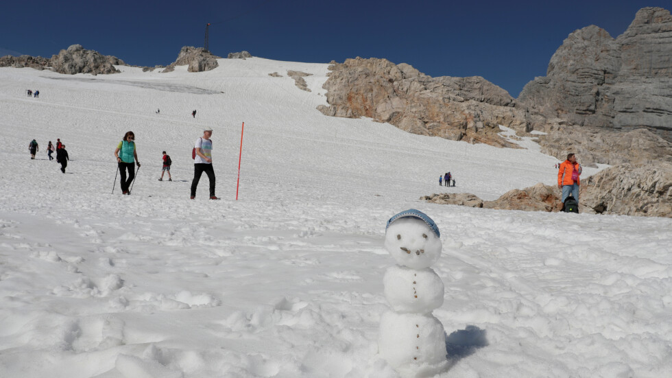 На глетчера Дахщайн в Австрия си направиха снежен човек (ВИДЕО)