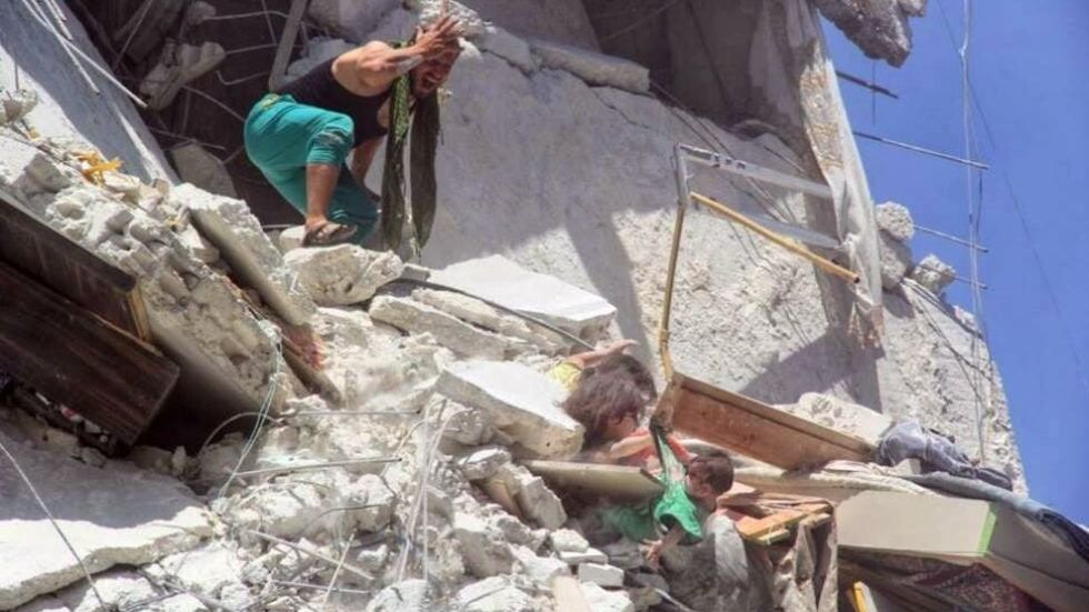 Ужасът в Сирия: Снимка на дете, опитващо се да спаси 7-месечната си сестра, обиколи интернет