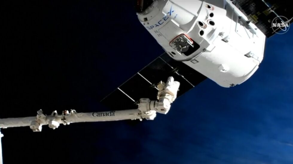 Корабът "Драгън" се скачи с Международната космическа станция