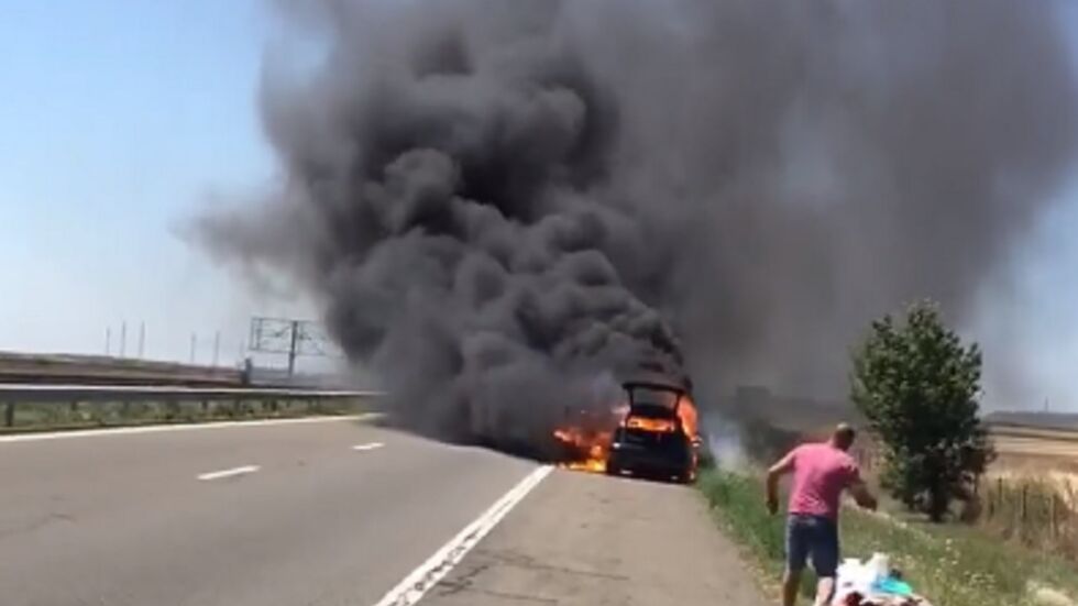 Временно затварят АМ "Тракия" край Бургас заради запалила се кола (ВИДЕО)
