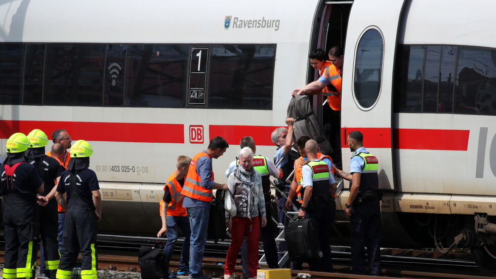 Мъж бутна малко дете под колелата на влак в Германия