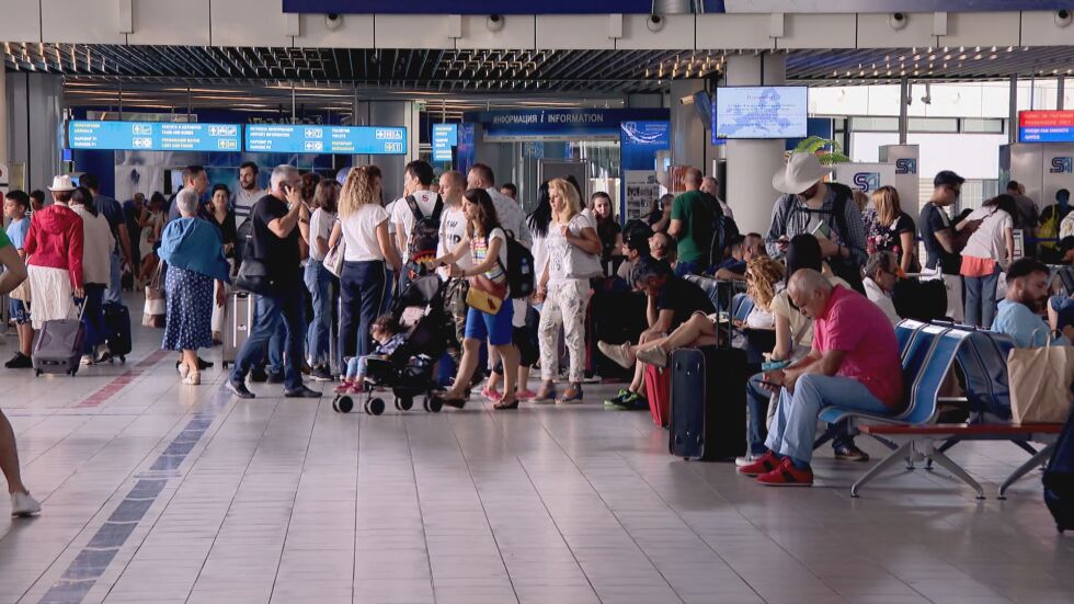 Стотици пътници останаха блокирани през нощта на летище София