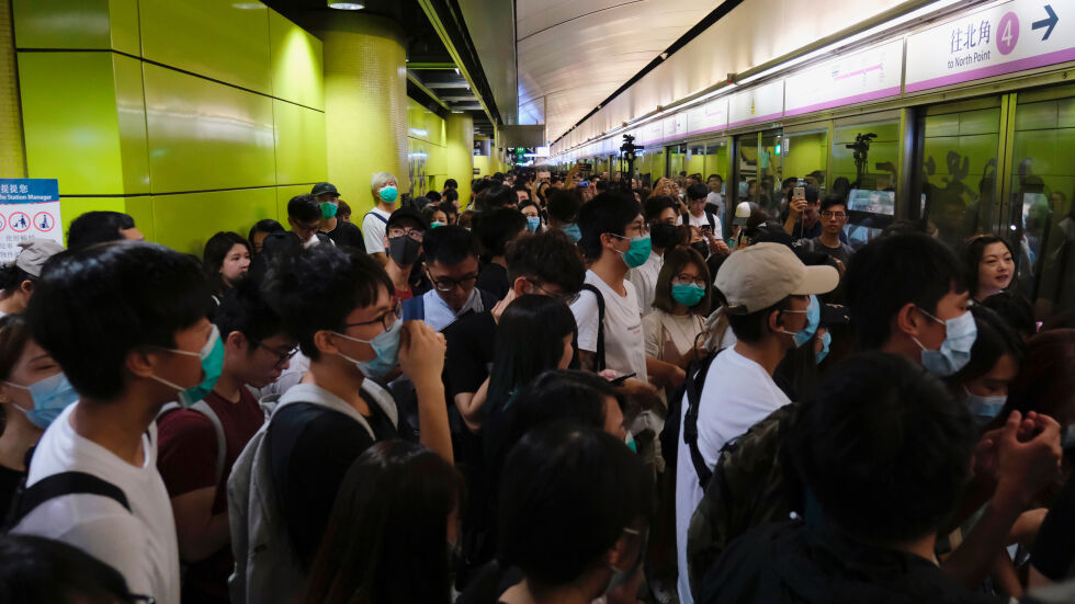 Протестиращите в Хонконг блокираха жп транспорта