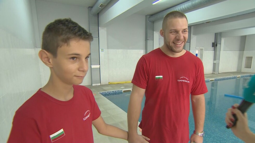 Силата на един малък плувец: Момче с аутизъм ще учи в спортно училище