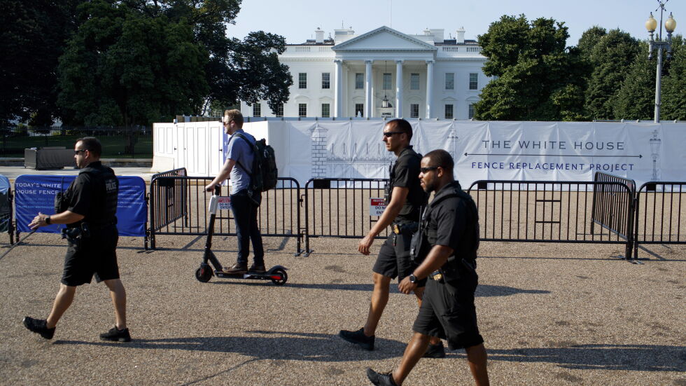 Тръмп започна да огражда Белия дом с четириметрова стена