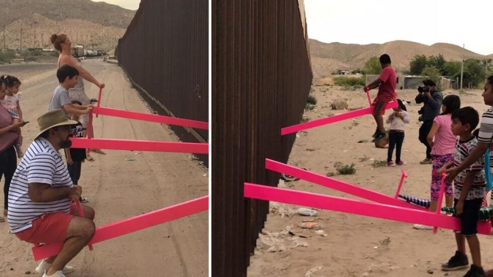 Срещу стените между хората: Розови люлки на оградата между САЩ и Мексико (ВИДЕО)
