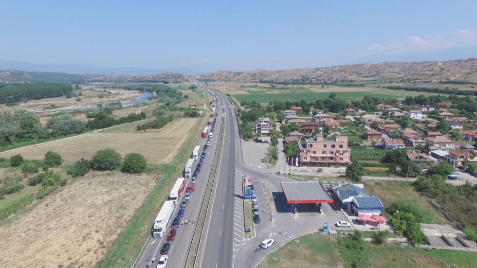 Заради засилени здравни проверки в Гърция: 15-километрова колона с коли на ГКПП "Кулата" (ОБЗОР)