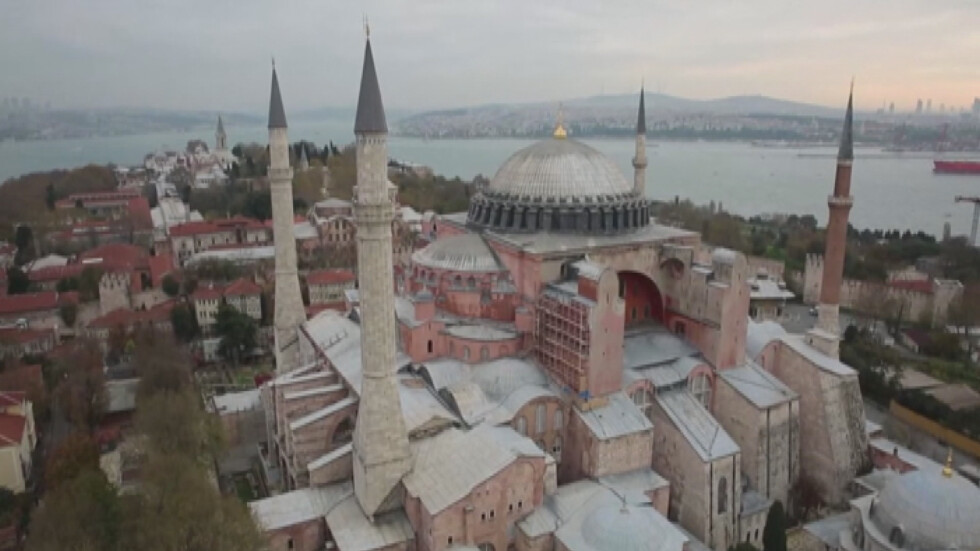 Експерти: Превръщането на "Света София" в джамия крие много рискове