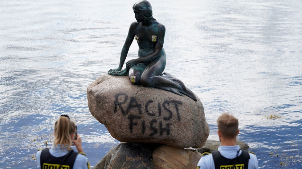 Изписаха със спрей "расистка риба" върху Малката русалка в Копенхаген