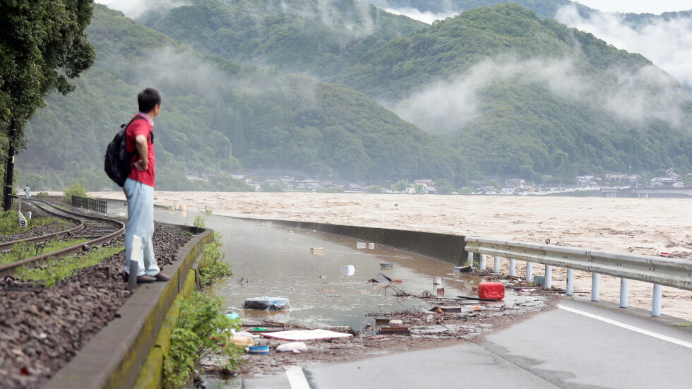 Наводнения и жертви в Япония след поройни дъждове