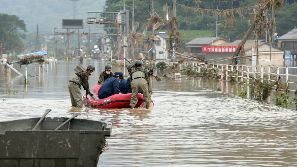 Жертвите на наводненията в Япония станаха 18