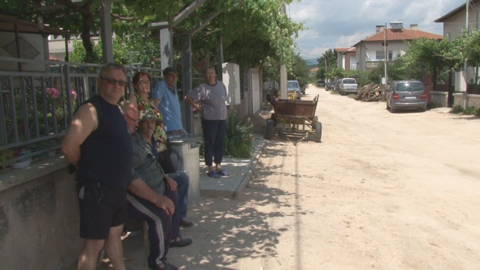 Абсурден казус: Защо жители на Стрелча събират пари за ремонт на квартална улица?