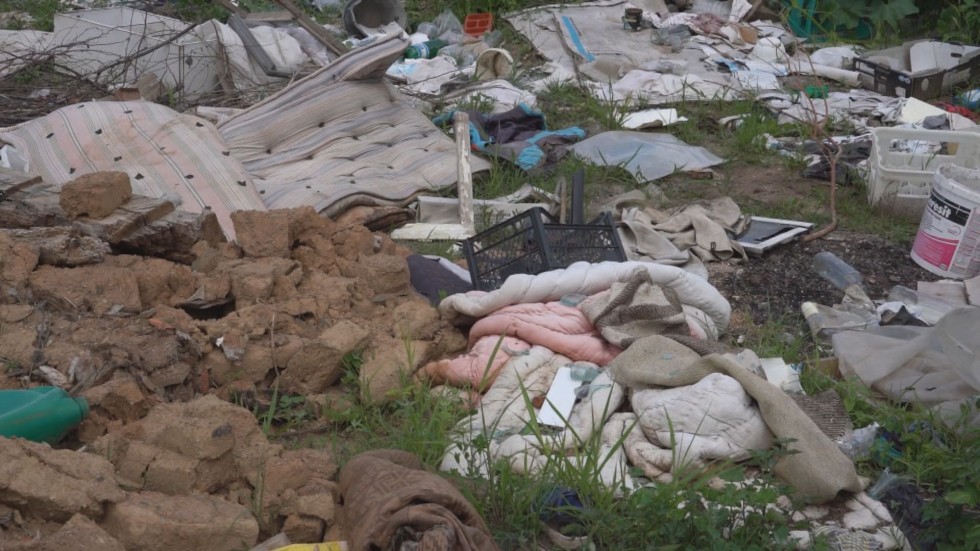 Сметище в планината: Тонове незаконен боклук край река Чипровска