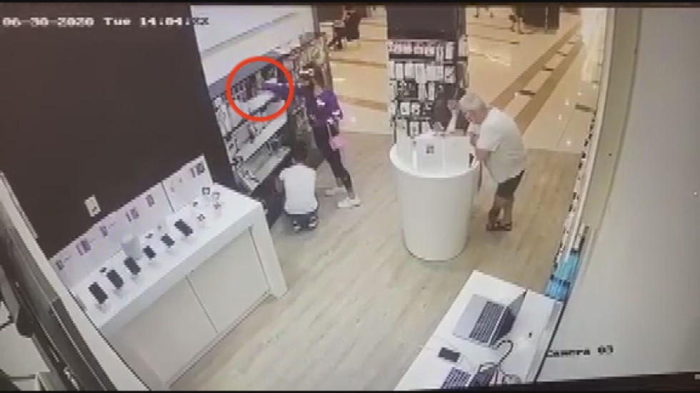  Нагла кражба на телефон в столичен мол 