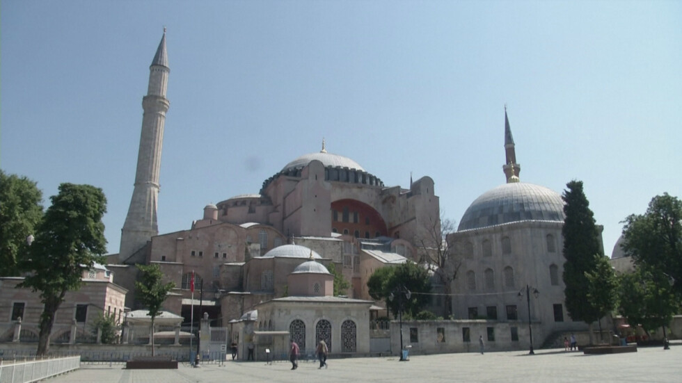 Ердоган обещал пред Путин да бъдат запазени християнските светини в „Света София“