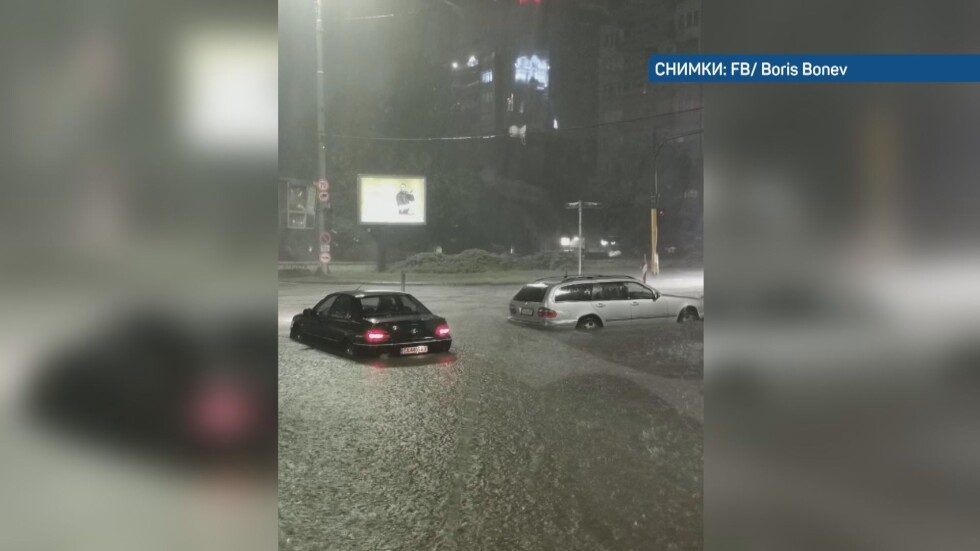 Щетите след поройния дъжд в София: Наводнени улици, подлези и квартали без ток