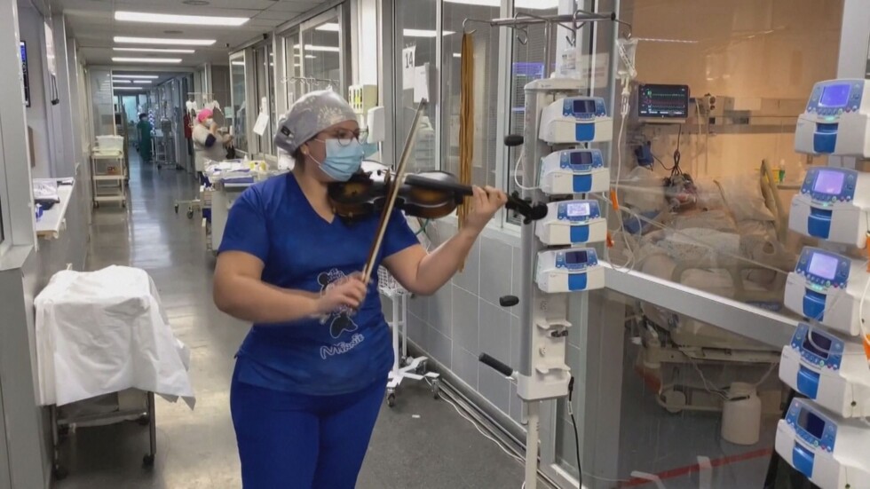 С музика срещу COVID-19: Медицинска сестра свири на цигулка на пациенти