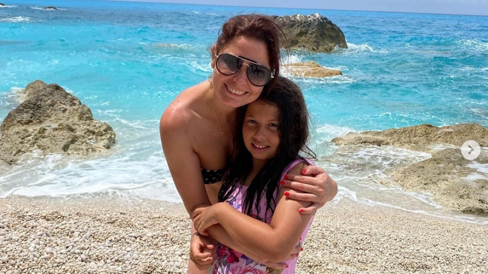 Алекс Сърчаджиева на почивка с дъщеря си София в Гърция (СНИМКИ)