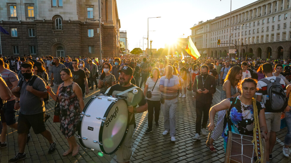 Протести в центъра на София след акцията на прокуратурата в Президентството