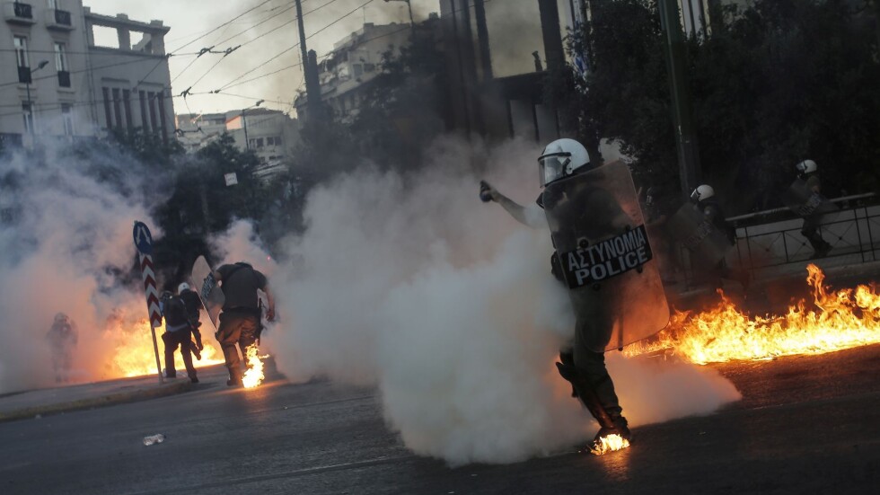 Насилие на демонстрация в Атина срещу нов закон за протестите