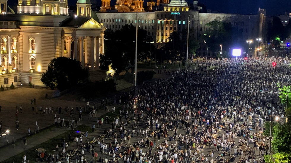 Трета нощ на протести в Сърбия