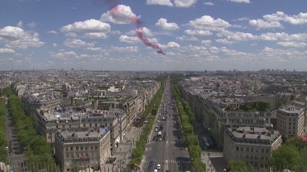 Самолети разпръскват цветен дим над френската столица
