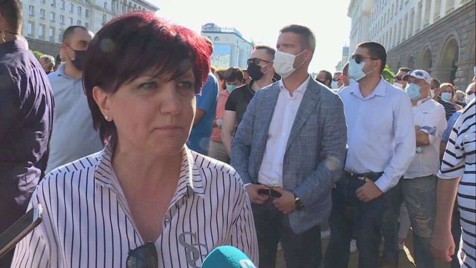 Караянчева: Радев иска да свали правителството, за да изтегли България от ERM II 