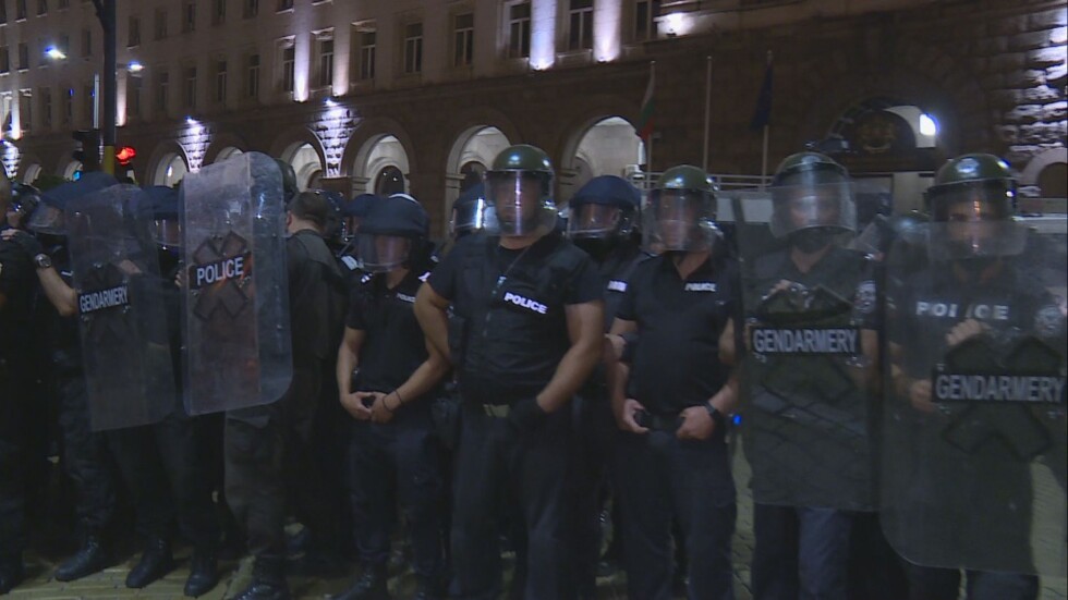 Отново напрежение между протестиращи и полиция в центъра на София