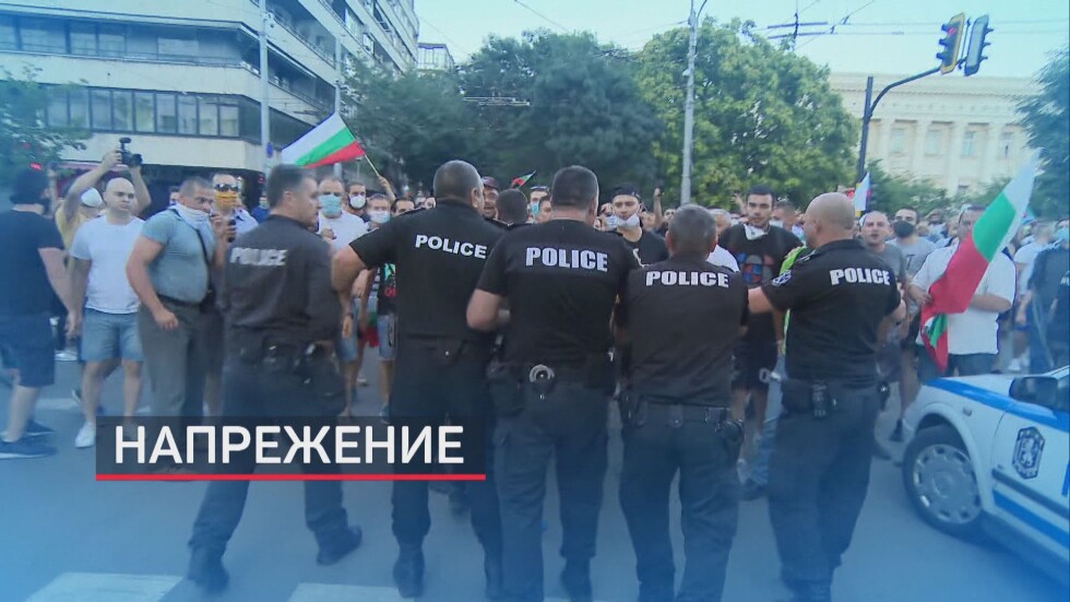 Сблъсъци и арести в столицата след два паралелни митинга в Триъгълника на властта (ОБЗОР)