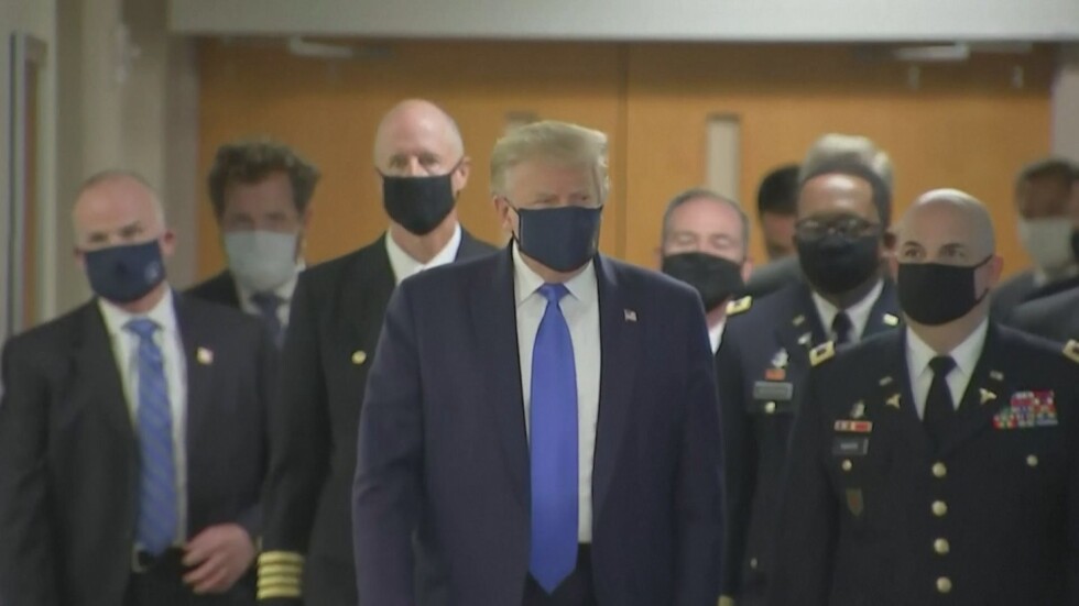 След рекорда на заразени в САЩ: Тръмп се появи за първи път на публично място с маска