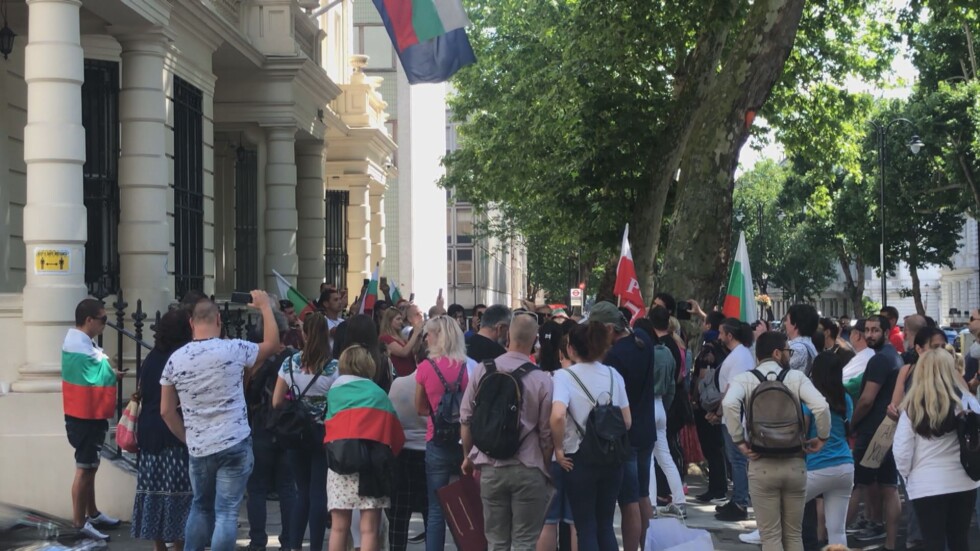 Как изглеждат протестите на българите зад граница