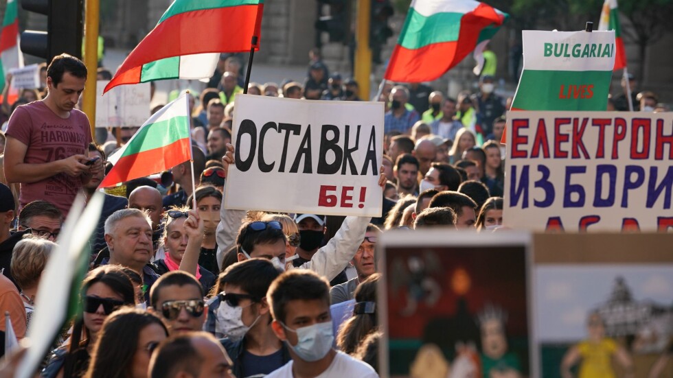 Протестът в София отново блокира движението на пл. „Независимост“