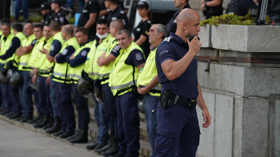 Полицаи и протестиращи изпяха заедно химна за край на протеста в София