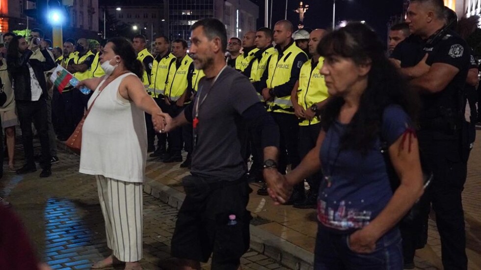 Протестиращи направиха жива верига пред кордона от полицаи