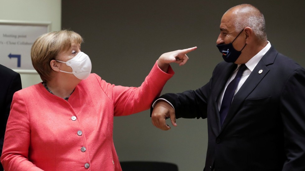 Евросъветът и COVID-19: Борисов подари розово масло на Меркел, тя му направи забележка за маската