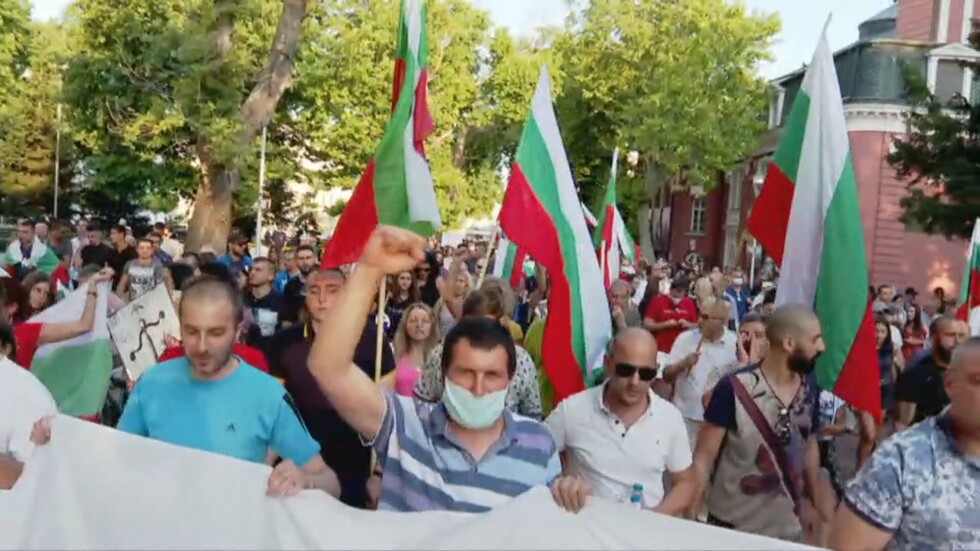 Протестите продължават и в 14 областни градове на страната