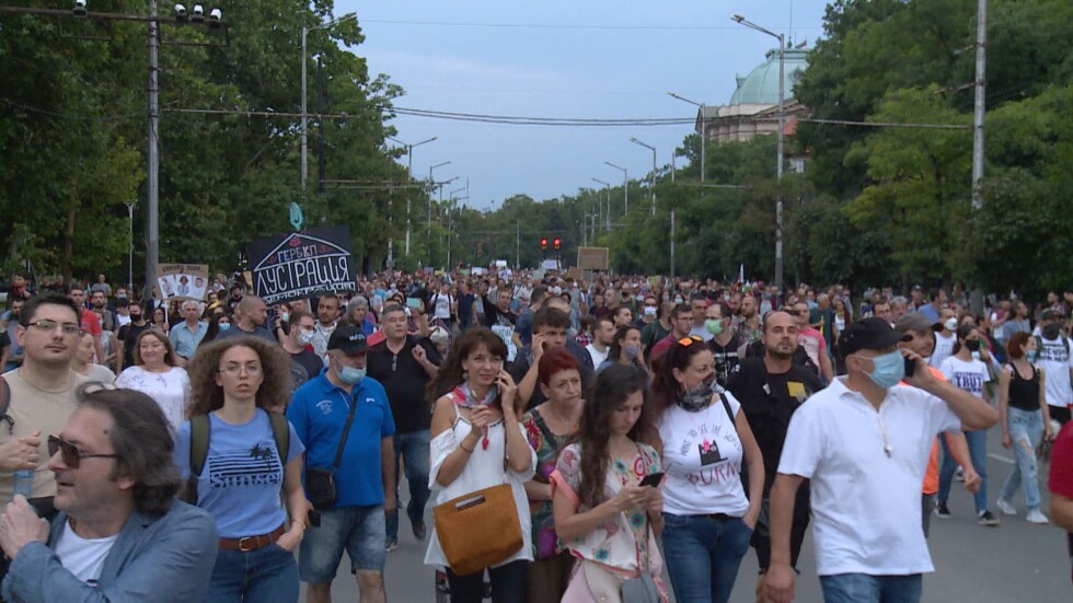 Хиляди отново излязоха по улиците на София в петък вечерта