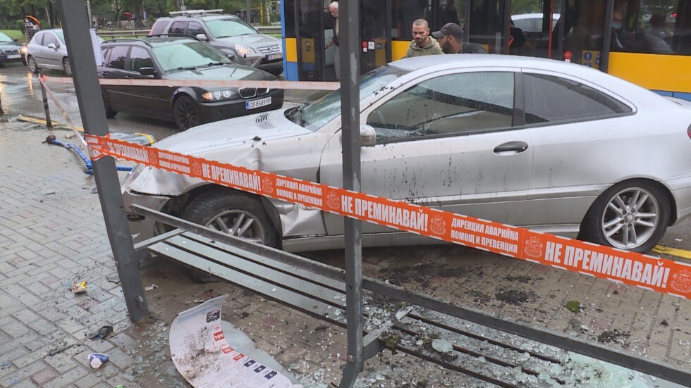 Кола се блъсна в спирка на градския транспорт в София